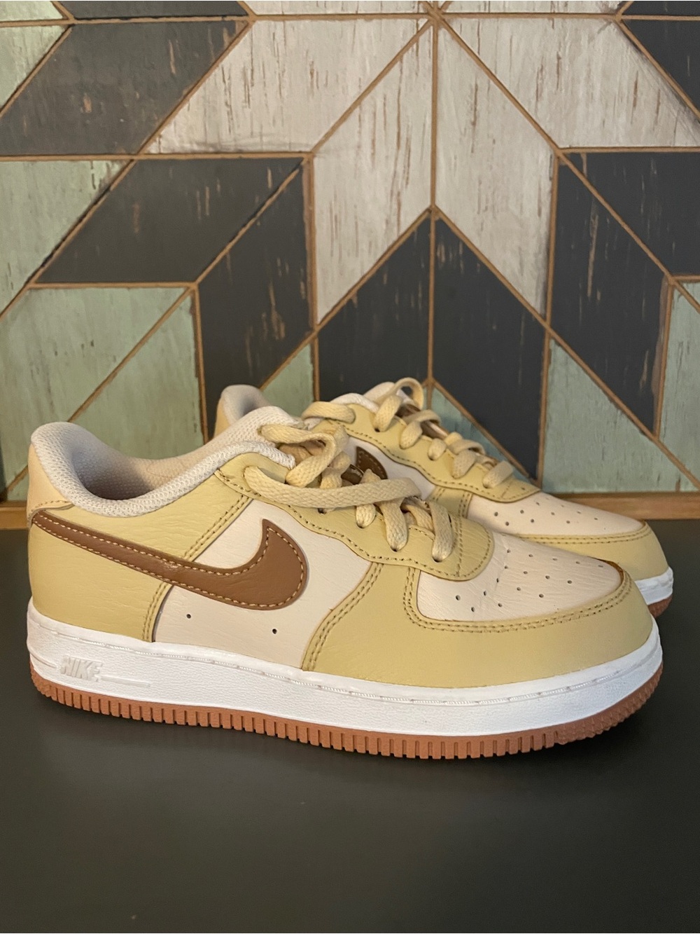 Nike Air Force 1 LV8 Boys Youth 2.5Y Sesame Pearl White Ale Brown Sneakers